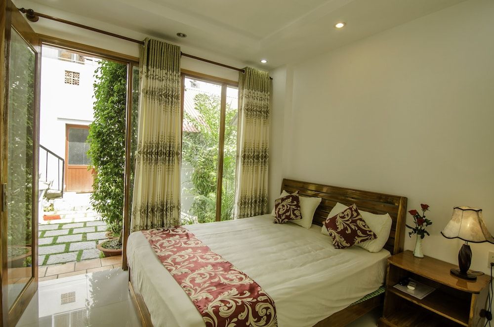 Dong Xuan Hong Hotel Standard Double Room, 1 Double Bed, Garden View, Courtyard Area 3