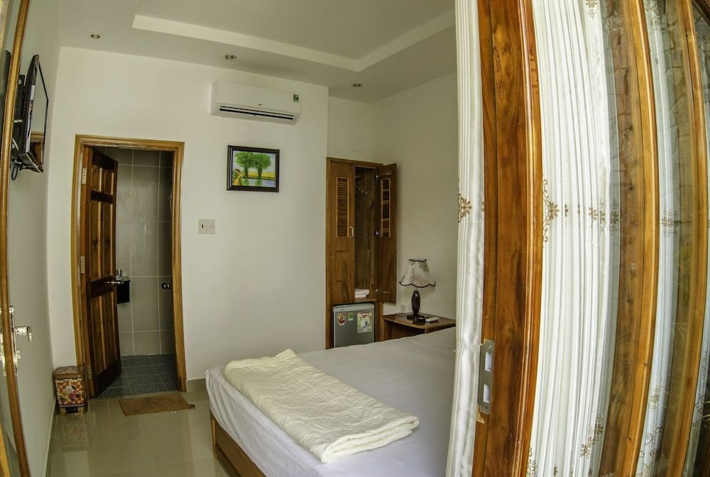 Dong Xuan Hong Hotel Standard Double Room, 1 Double Bed, Garden View, Courtyard Area 2