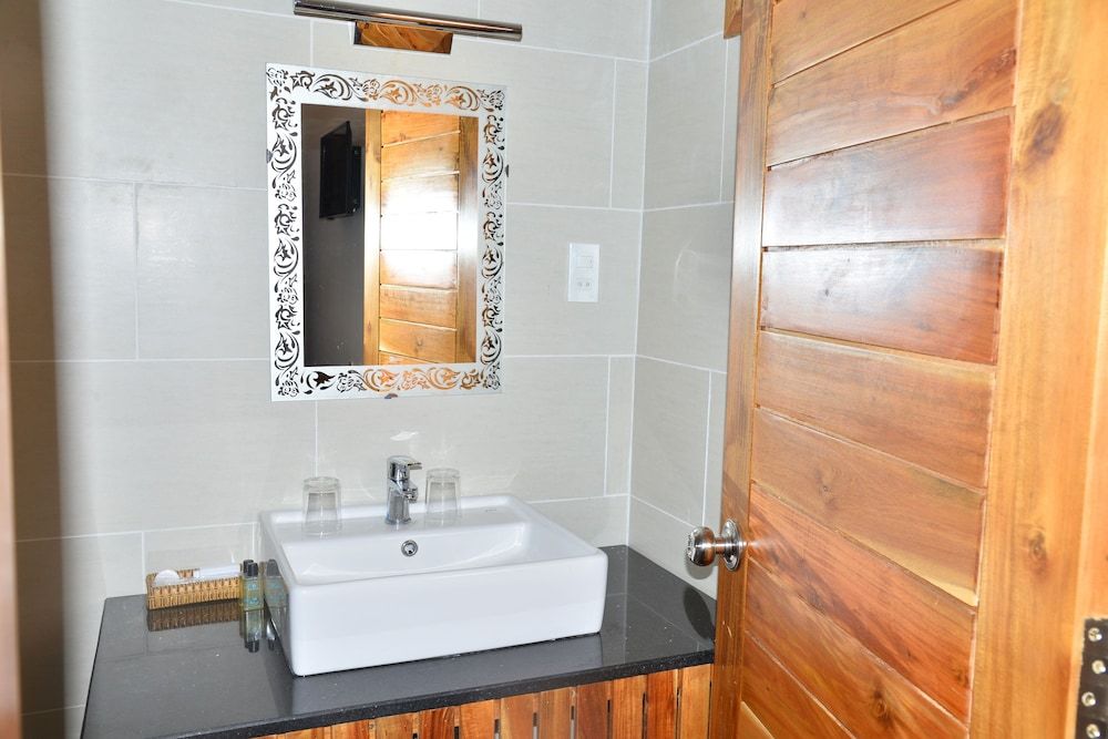 Dong Xuan Hong Hotel Standard Double Room, 1 Double Bed, Garden View, Courtyard Area 7