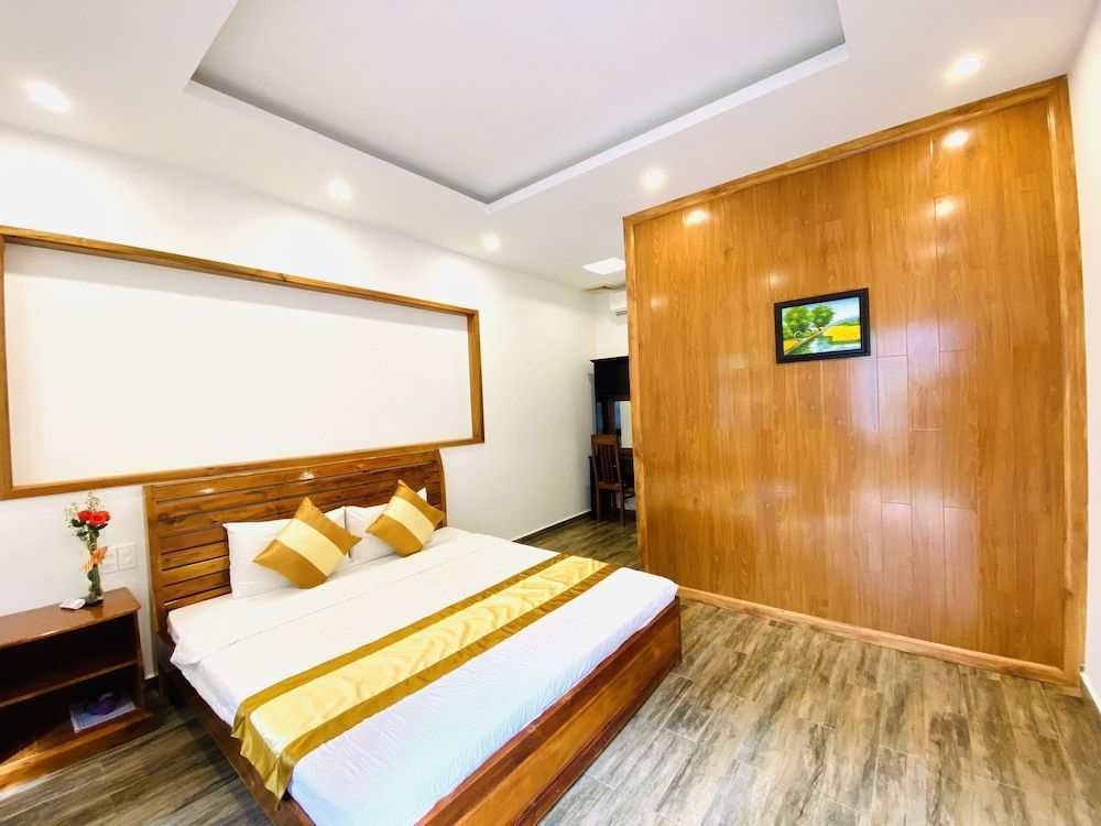 Dong Xuan Hong Hotel Standard Double Room, 1 Double Bed, Garden View, Courtyard Area 6