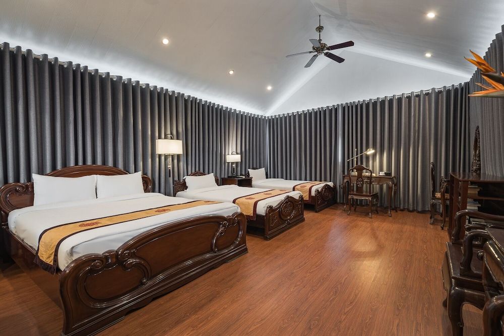 Family Suite, 1 Bedroom, Kitchen, City View (1 King Bed and 2 Single Beds)
