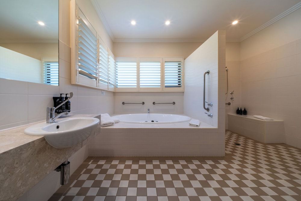 Hermitage Lodge Superior Suite, Vineyard View 2