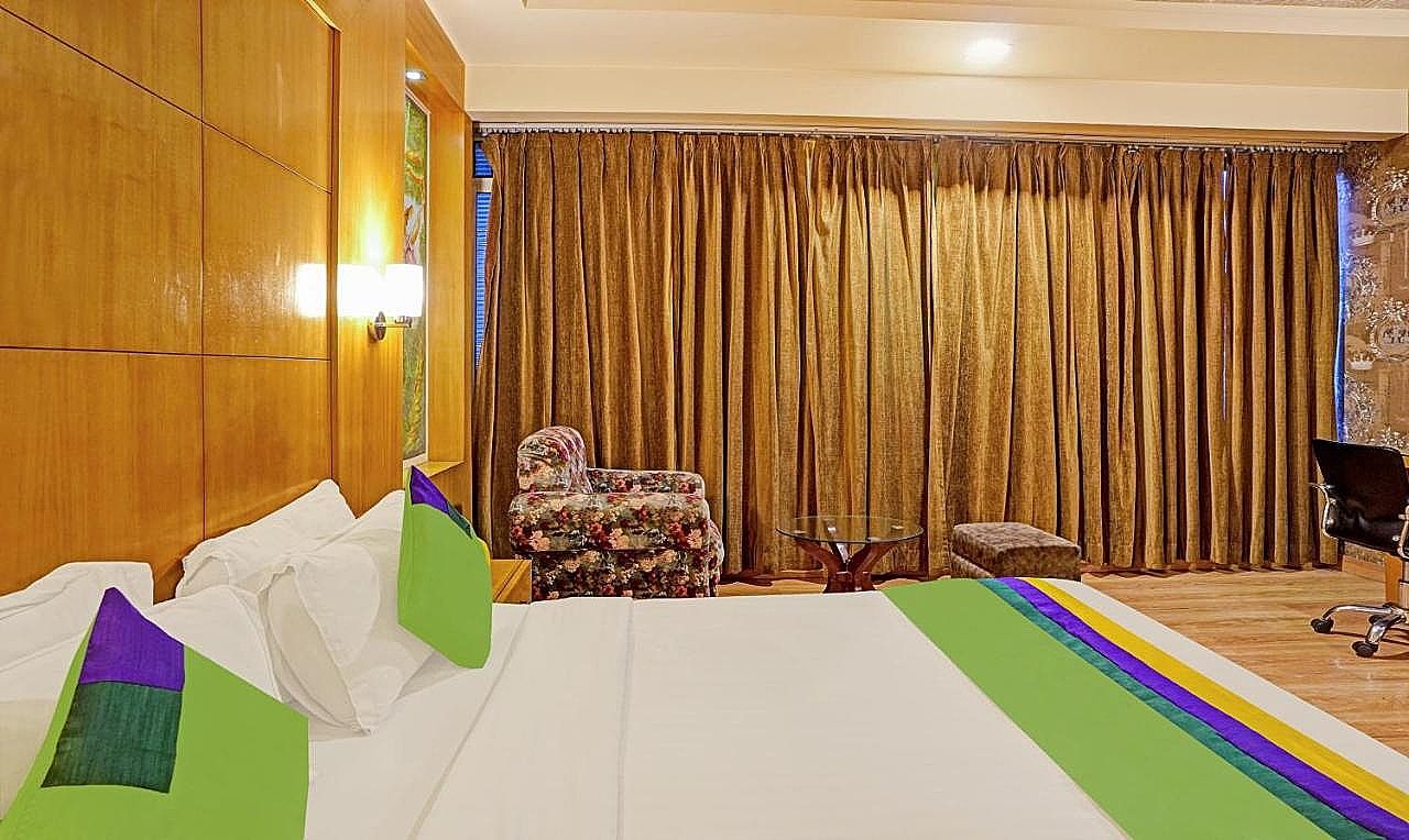 Treebo The Royal CM, 4 Km From City Palace Double Room