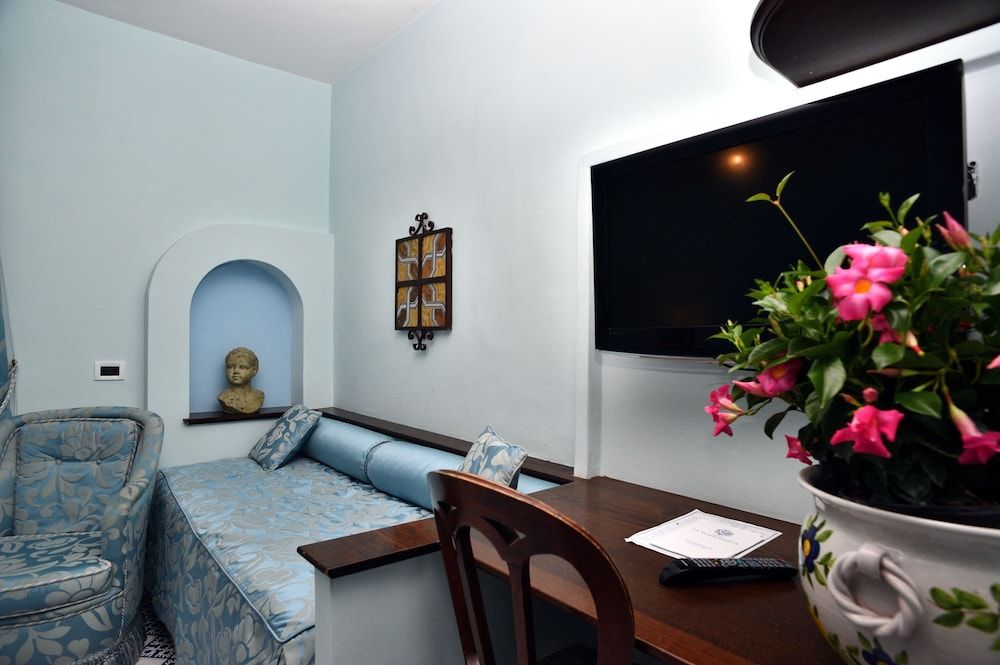 Hotel La Tonnarella Deluxe Double Room, Sea View 9