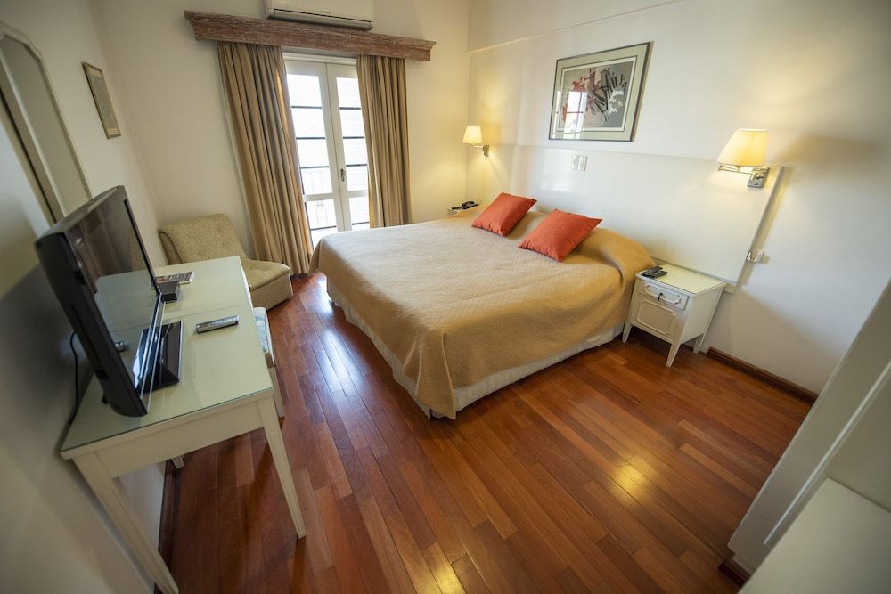 Hotel Cecilia Family Room 5