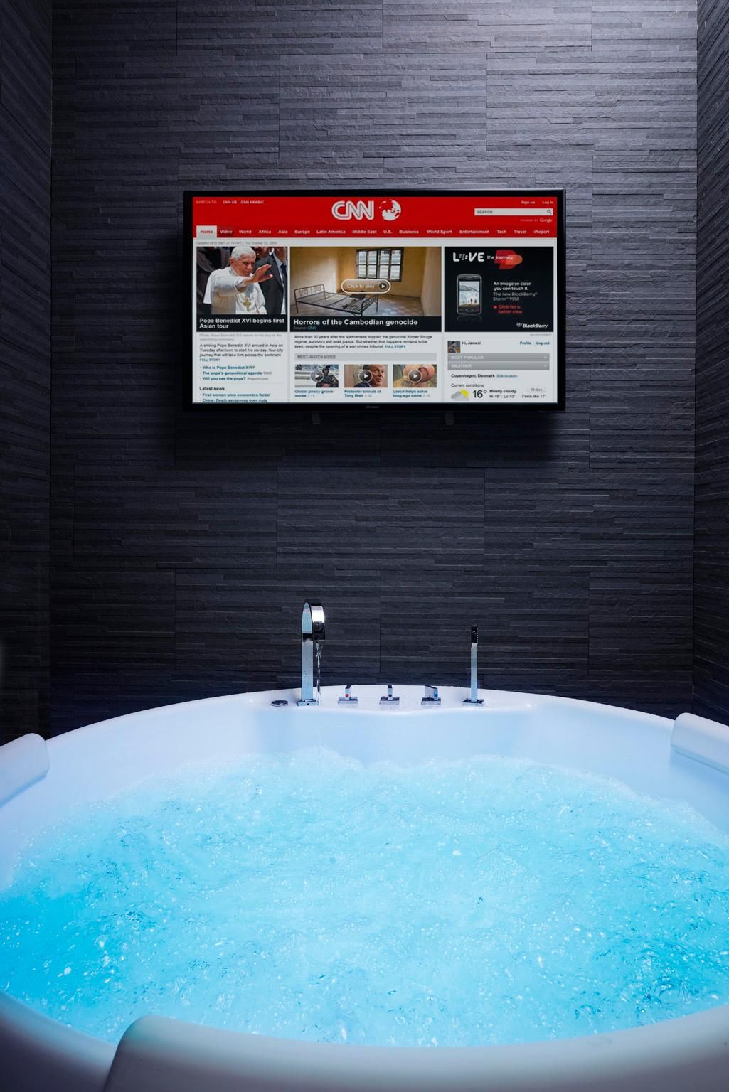 Honeymoon Suite Whirlpool Bathtub