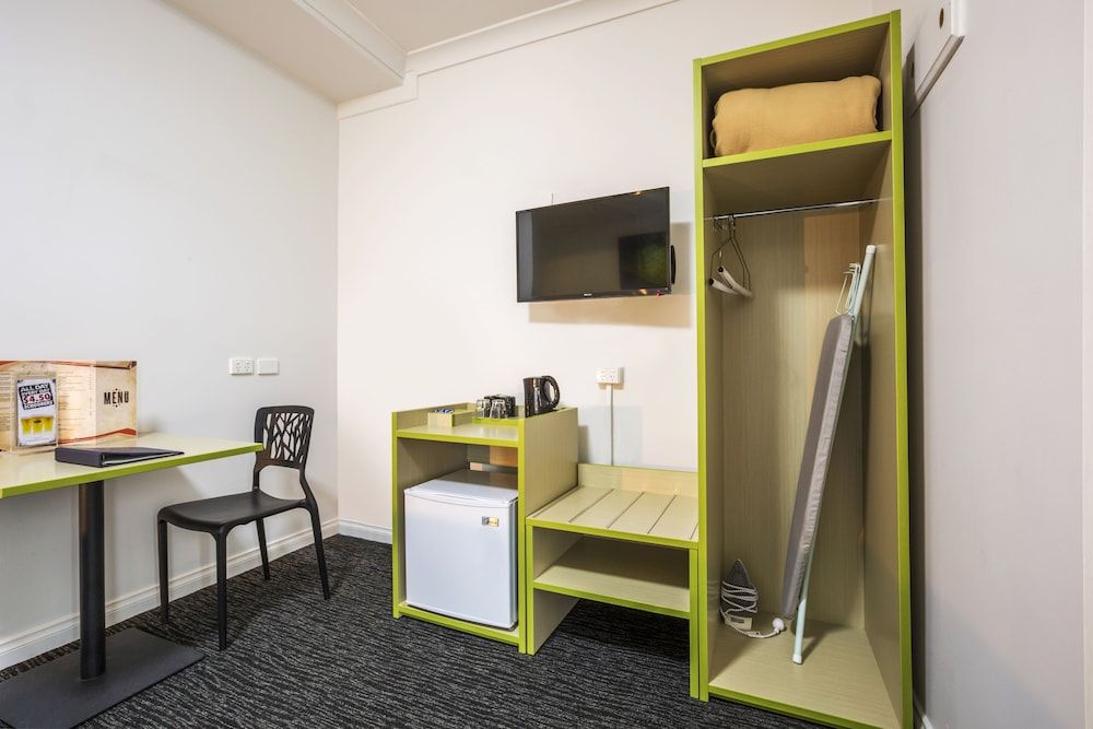 Boomerang Hotel Studio Queen & Single 8