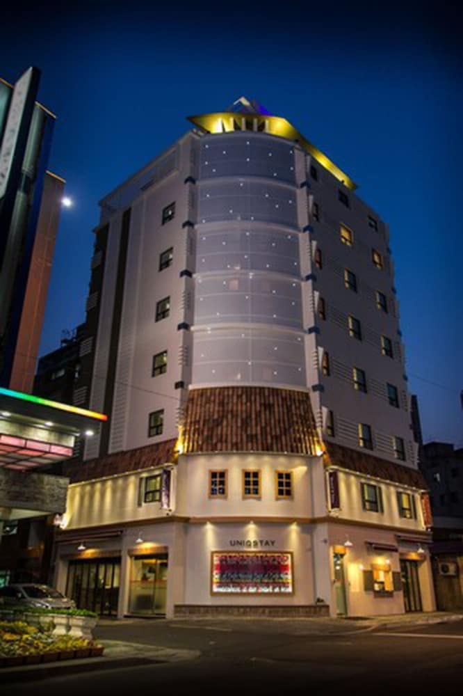 undefined Uniqstay 4