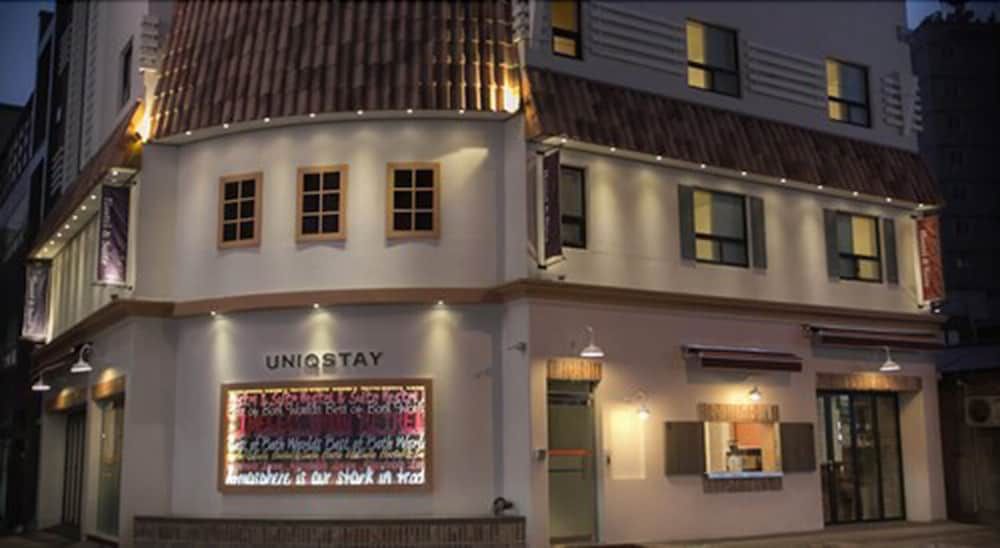 undefined Uniqstay 5