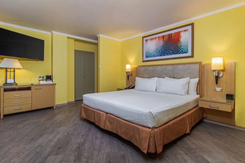 Standard Suite, 1 King Bed, Non Smoking