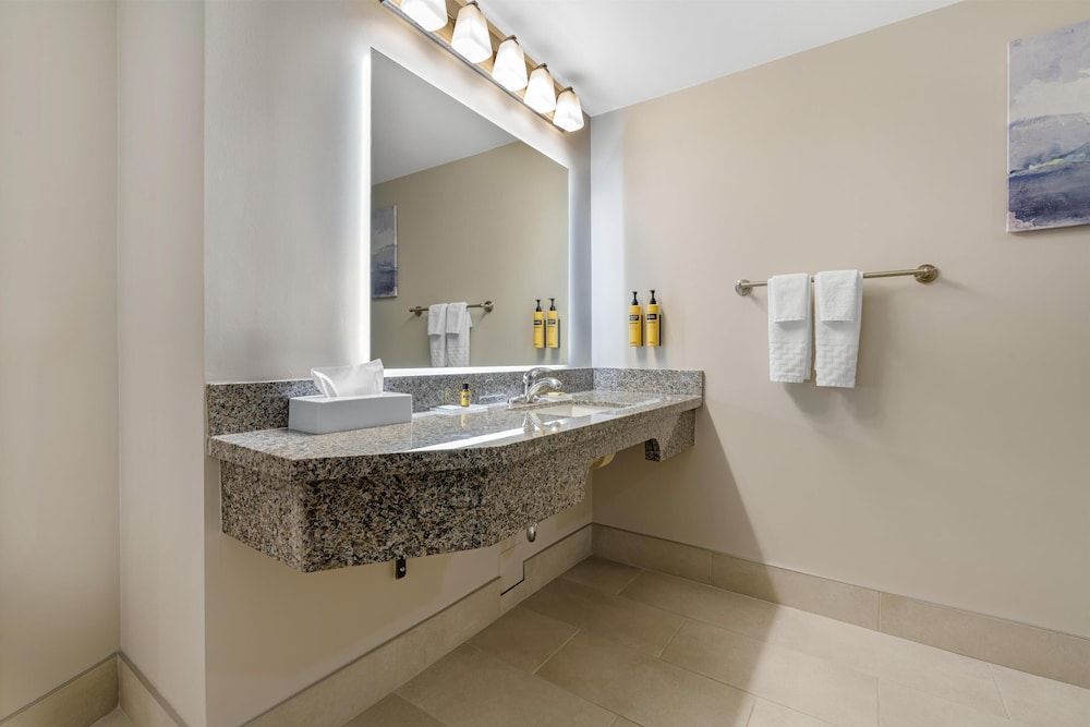 Best Western Plus Baker Street Inn Standard Room, 1 Queen Bed, Accessible, Refrigerator & Microwave 6