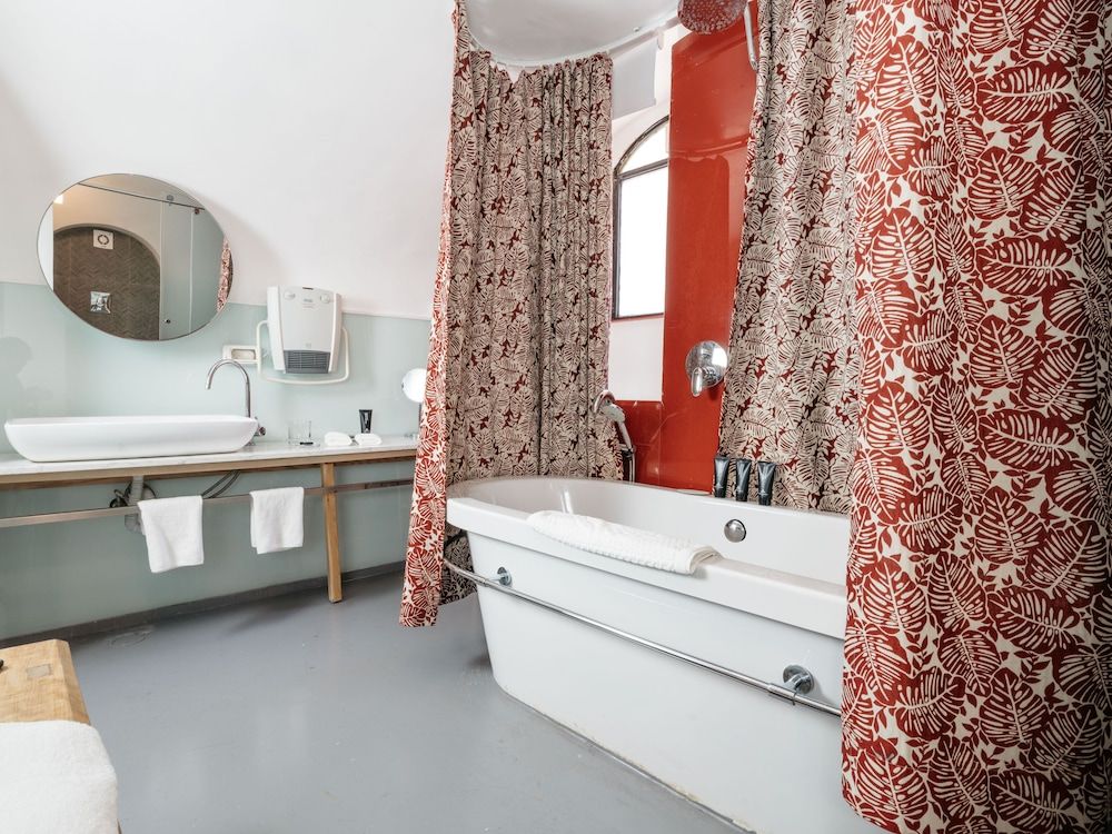 Alegra Boutique Hotel Deluxe Room, Bathtub 12