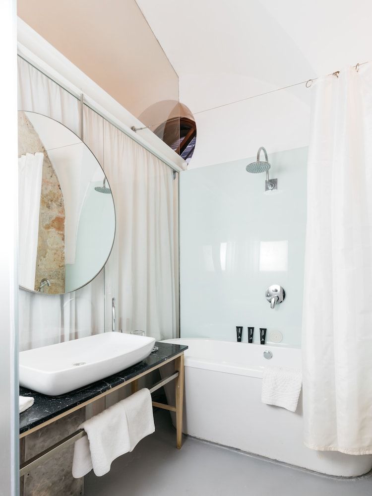 Alegra Boutique Hotel Deluxe Room, Bathtub 13