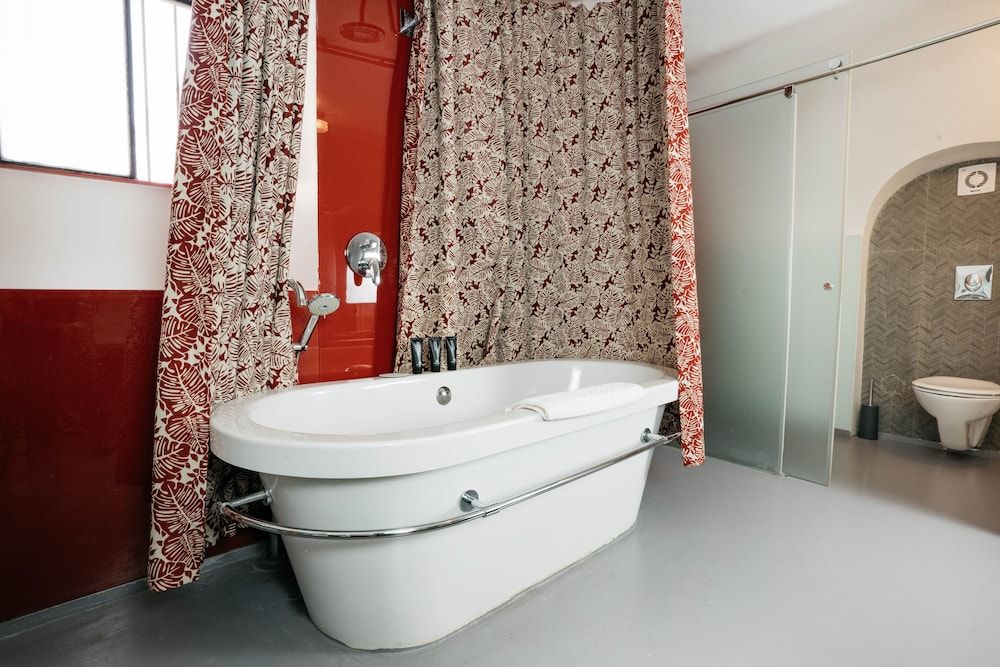 Alegra Boutique Hotel Deluxe Room, Bathtub 17