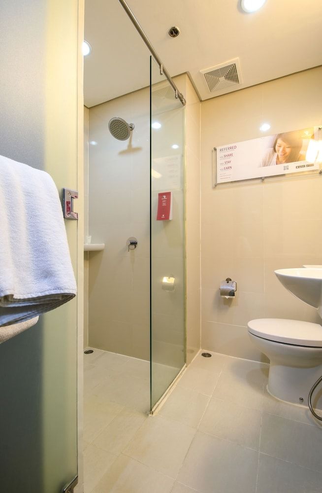 Red Planet Quezon City Timog Standard Double Room 6