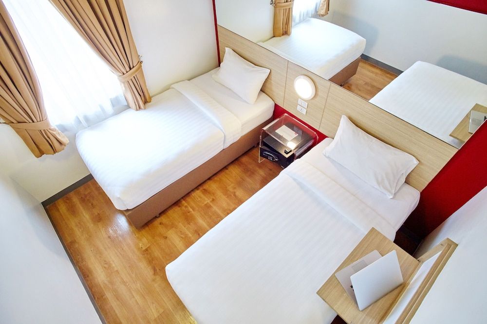 Red Planet Quezon City Timog Standard Twin Room 4