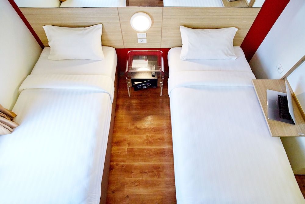 Red Planet Quezon City Timog Standard Twin Room 5