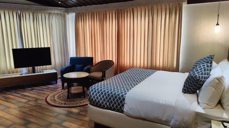 Royal Suite Private Jacuzzi and Balcony