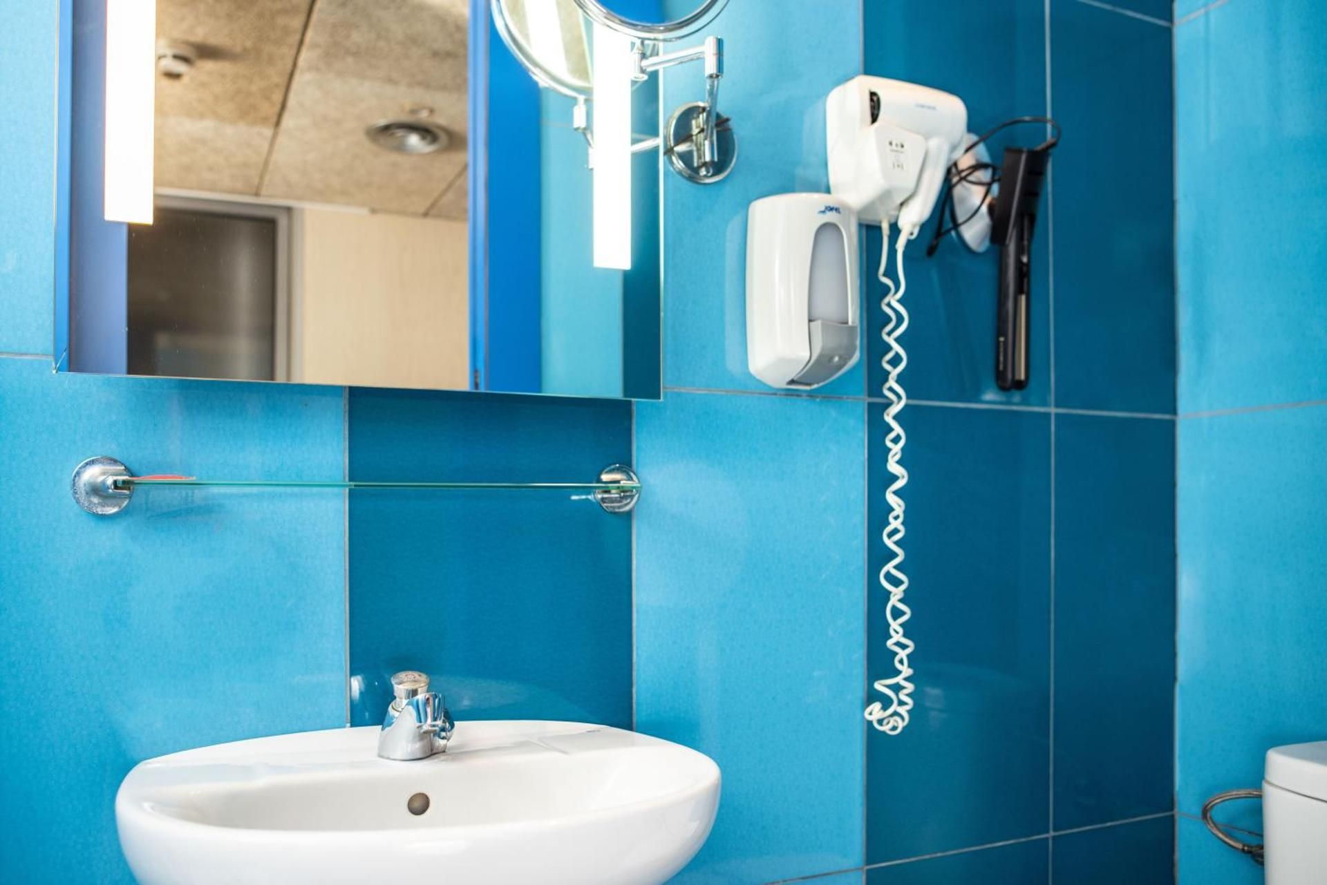 Barcelona Urbany Hostel Single Private Bathroom 2