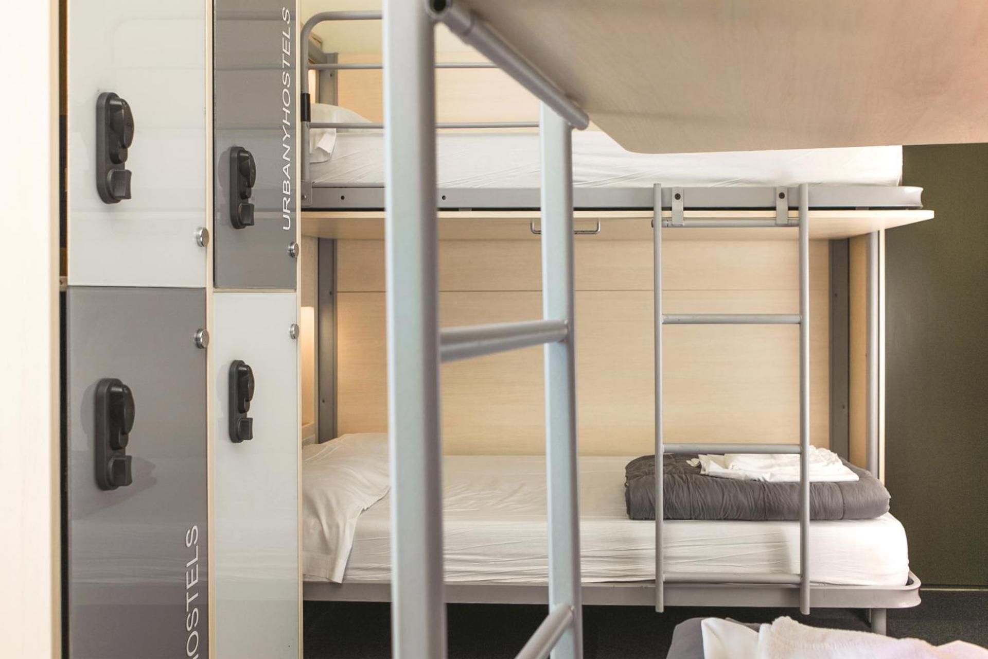 Barcelona Urbany Hostel Family Room with Bathroom 2