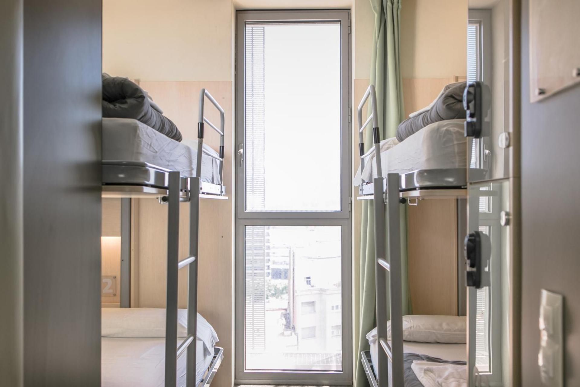 Barcelona Urbany Hostel Twin Room with Private Bathroom 2