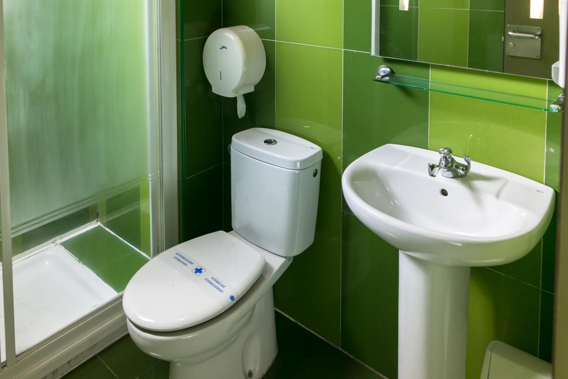 Barcelona Urbany Hostel Twin Room with Private Bathroom 3