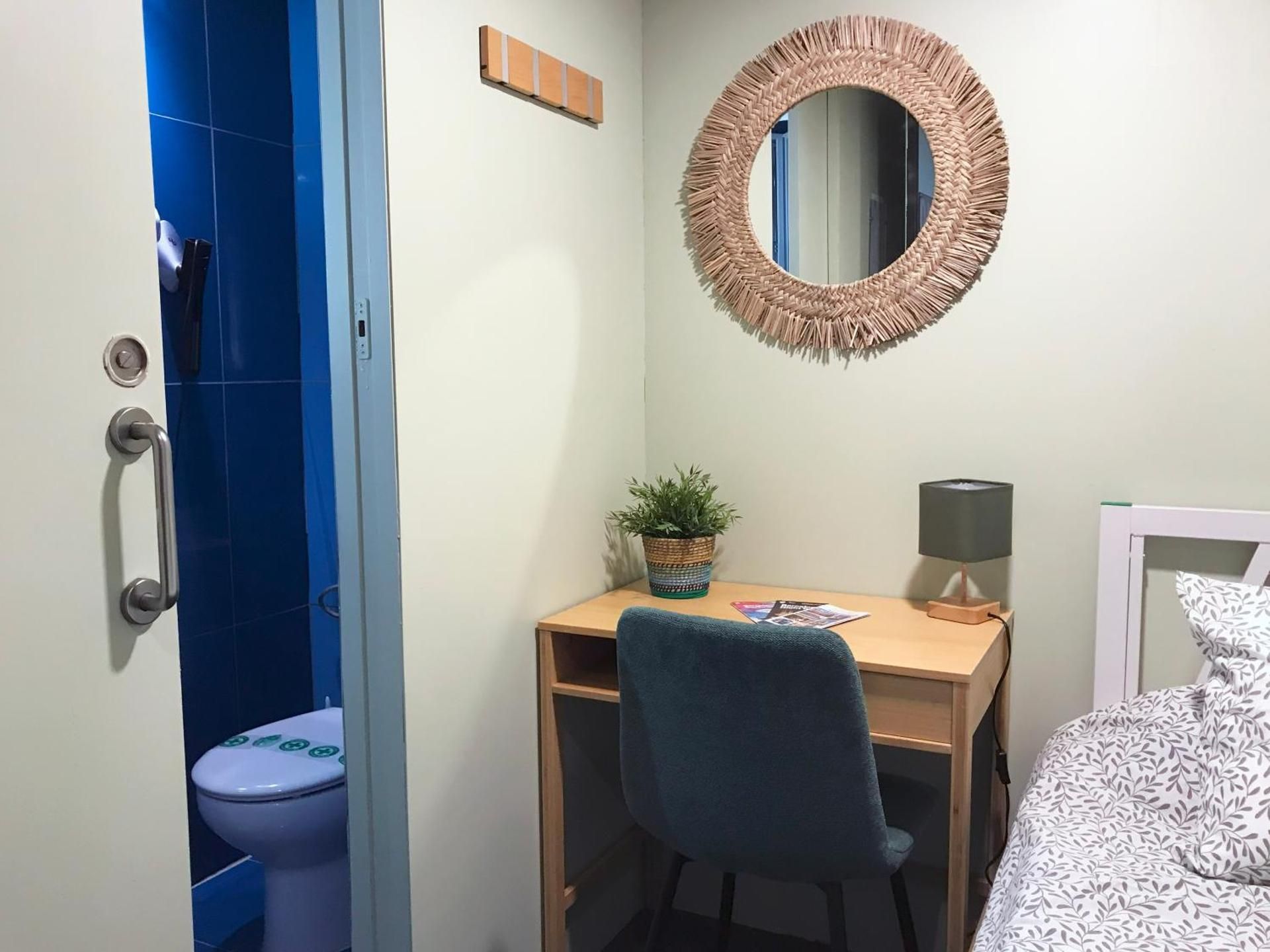 Barcelona Urbany Hostel Single Private Bathroom 3