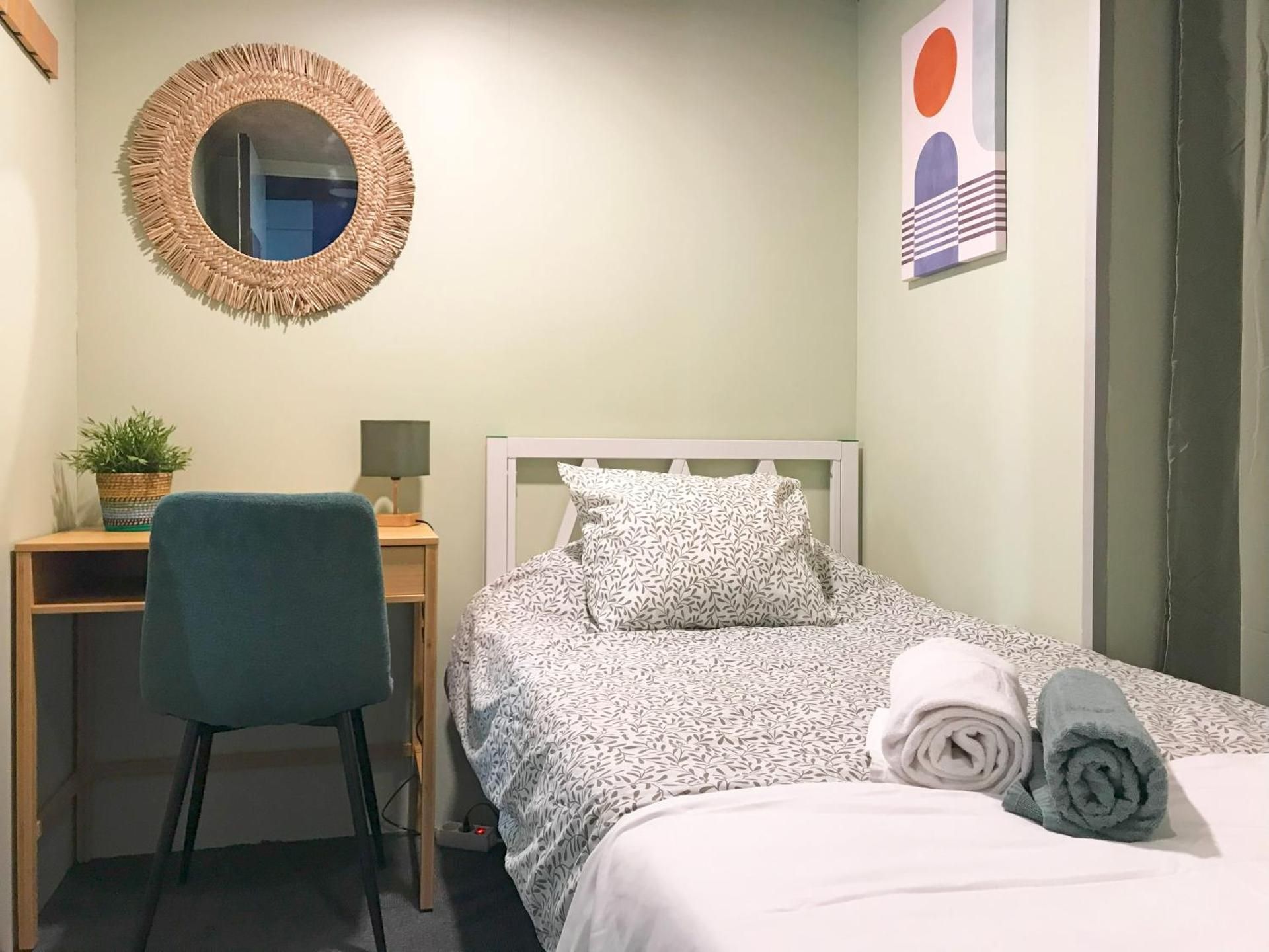 Barcelona Urbany Hostel Single Private Bathroom