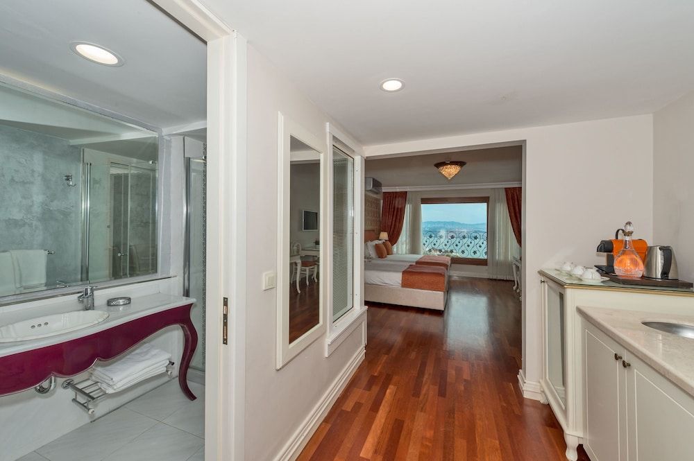 Deluxe Family Suite with Bosphorus View