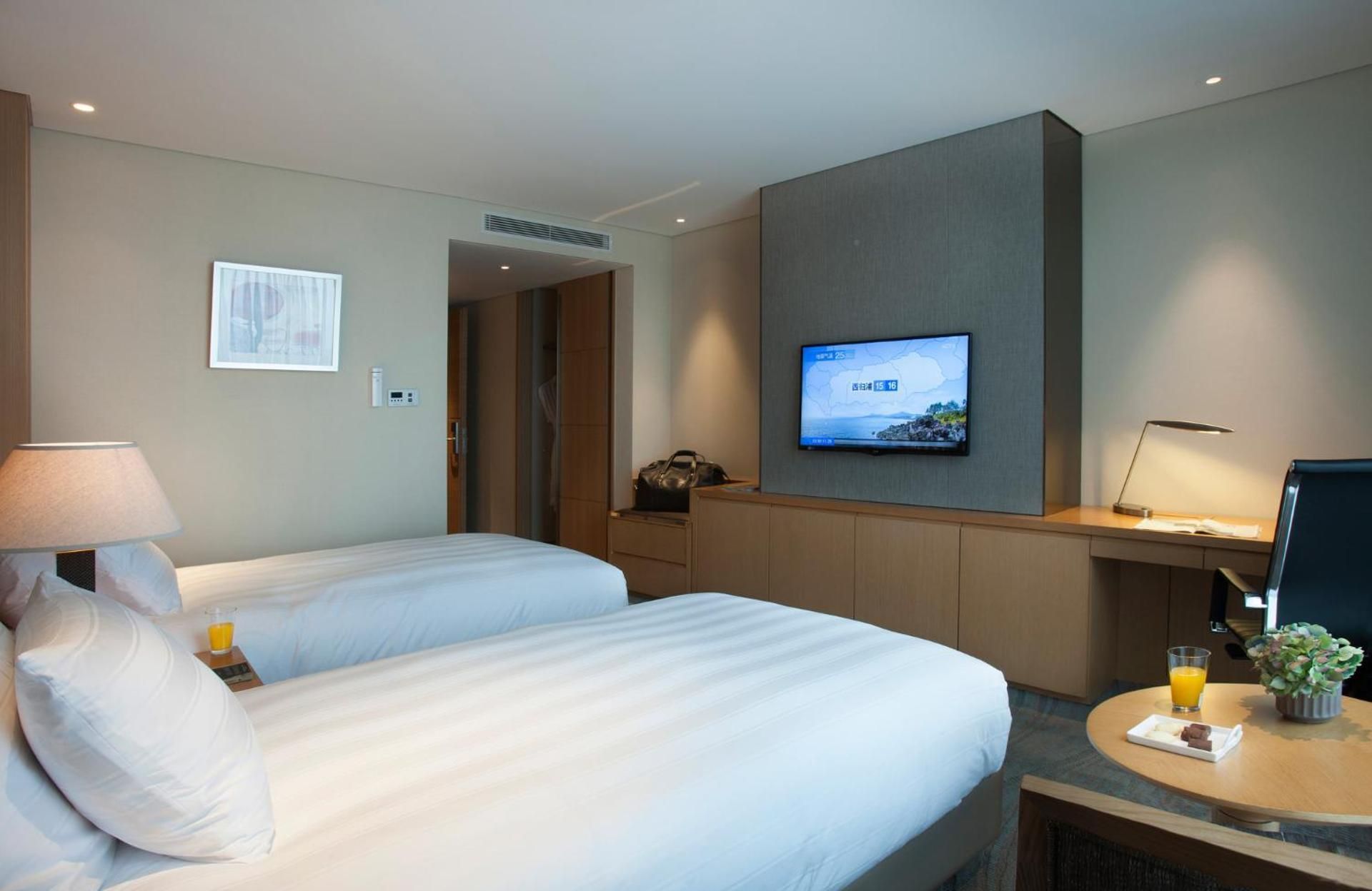 [Outdoor Pool PKG] Deluxe Twin Room - Pool Access for 2 (1st Part)