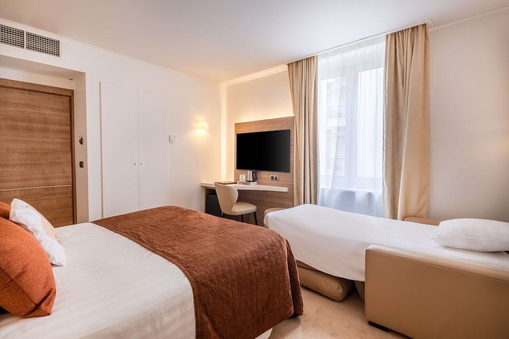 Best Western Premier Hotel Prince De Galles Family Room, Multiple Beds, Mountain View 2