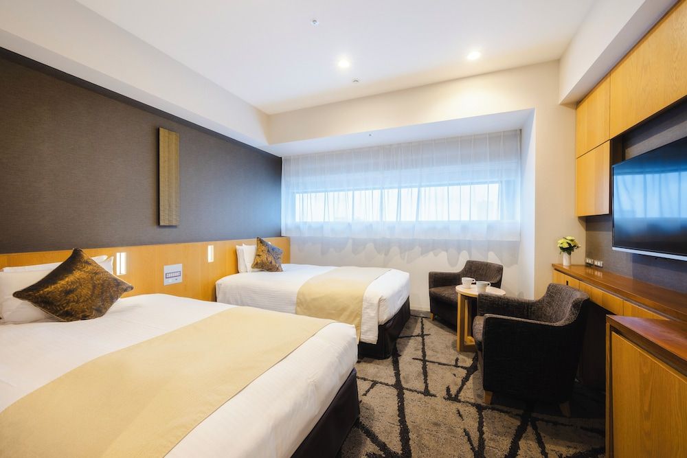 Twin Bed Room with Lounge Access