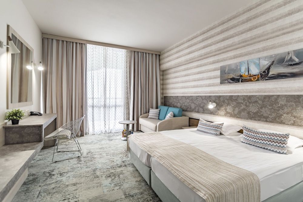 Deluxe Double Room (2 adults & 2 children)
