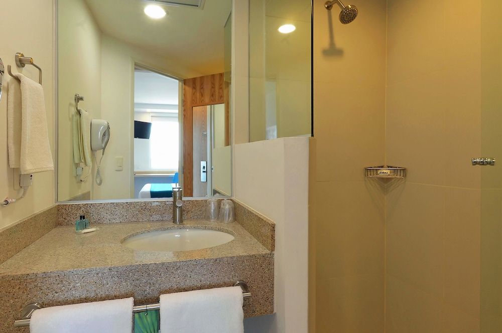 One Silao Superior Room, 1 Queen Bed 3