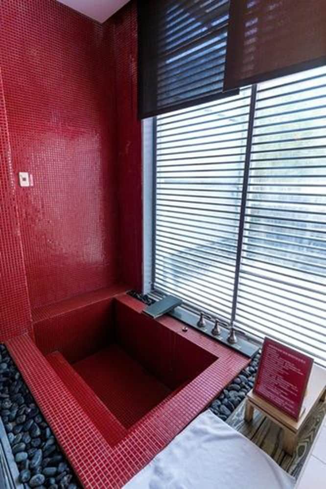 Deep Soaking Bathtub