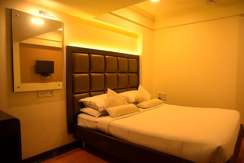 Hotel Heritage Dakshin Deluxe Room 4