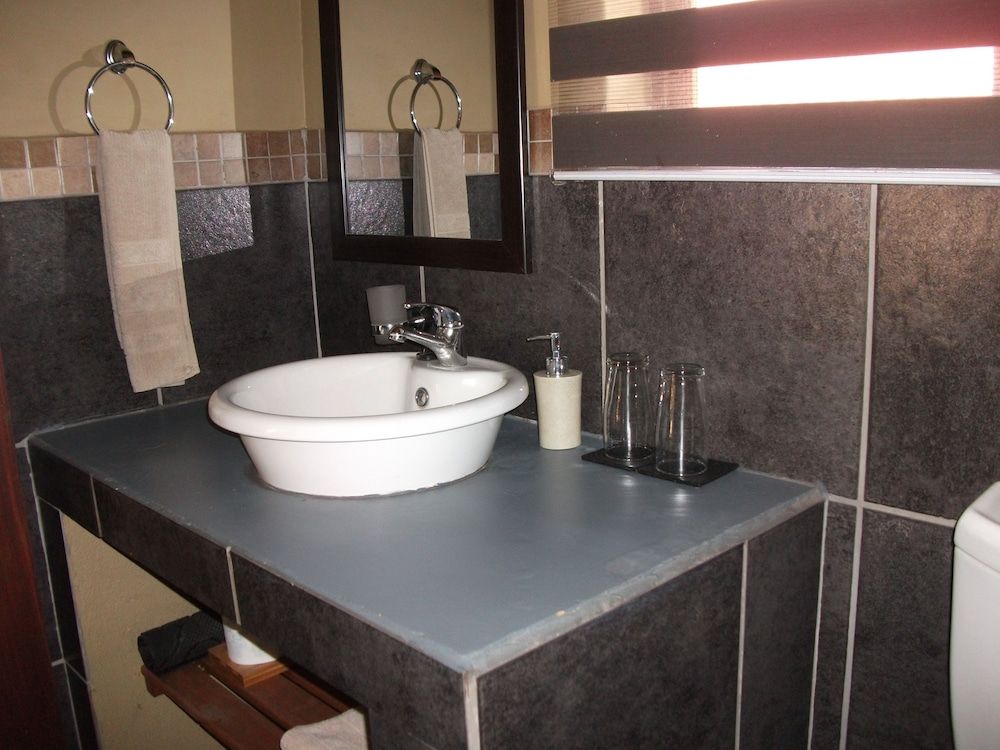 Meerkat Manor Superior Twin Room 8