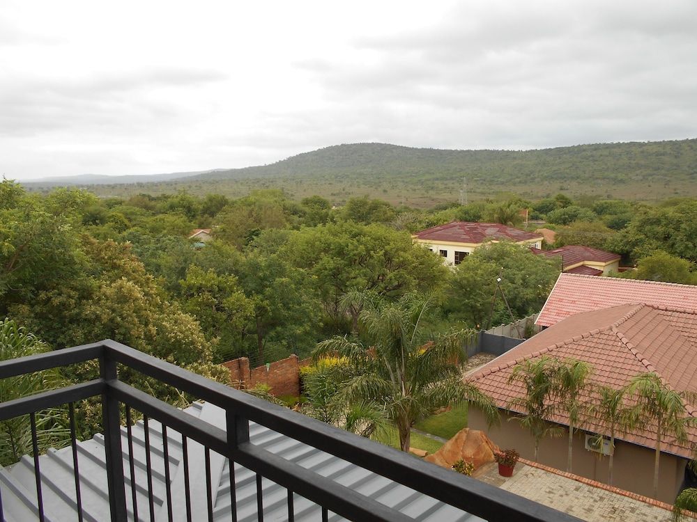 Meerkat Manor Superior Twin Room 10