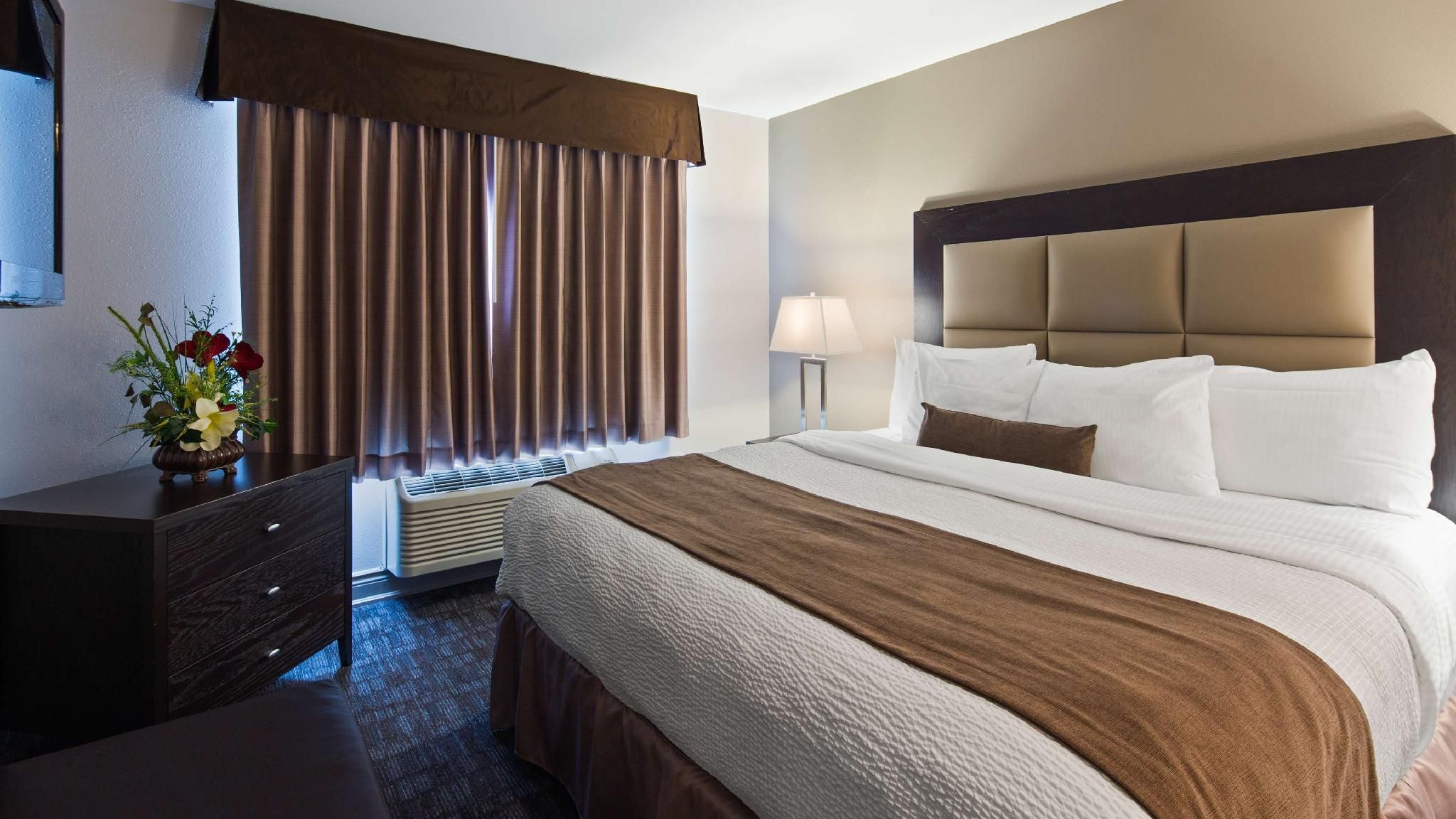 Suite - 1 King Bed, Nonsmoking, Two Rooms, Sofabed, Jacuzzi