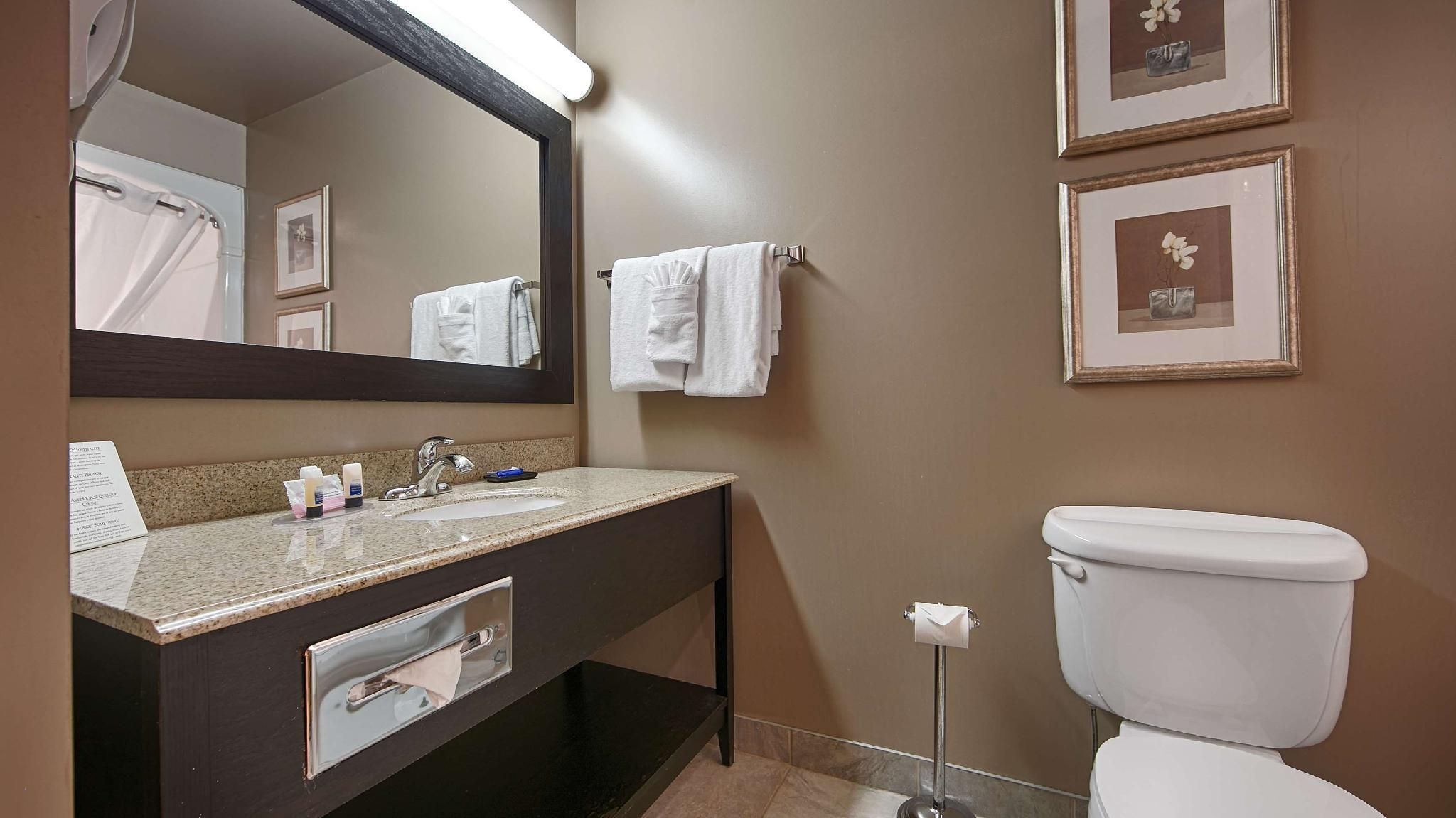 Best Western Plus Moncton Suite - 1 King Bed, Nonsmoking, 2 Rooms 2