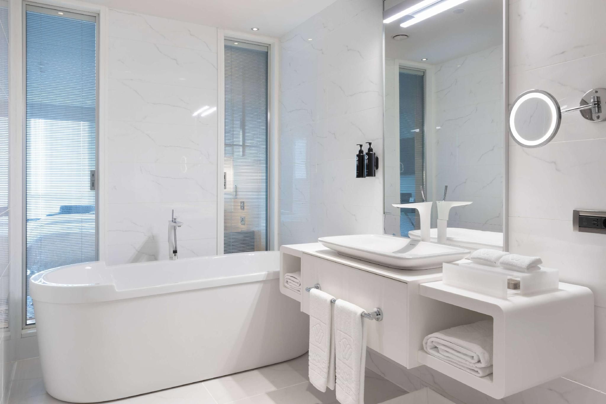 Executive Room King Bed with Partial Sea View