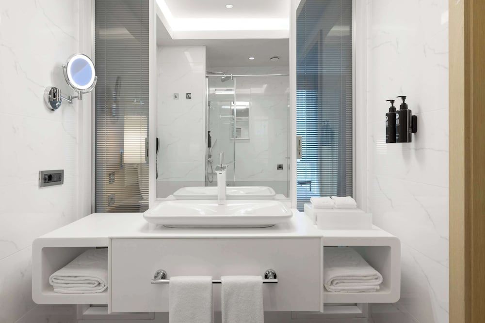 Wyndham Grand Levent Istanbul Hotel & Conference Center Deluxe Twin Room, City View 3