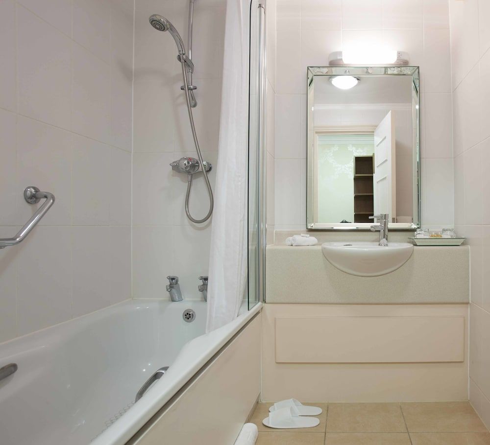 The Manor Elstree Superior Twin Room 4