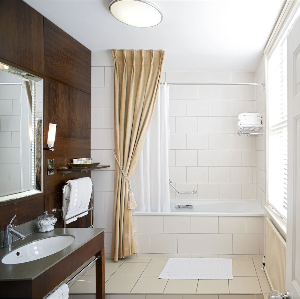 The Manor Elstree Premium Suite 4