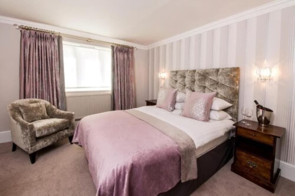 The Manor Elstree Superior Twin Room 3