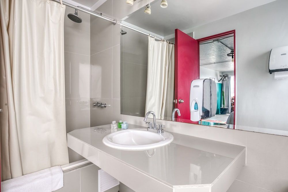 NAIA Miraflores Cozy Private Room with Shared Bathroom 5