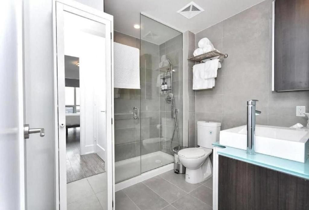 undefined Life Suites Loft - CN Tower 5