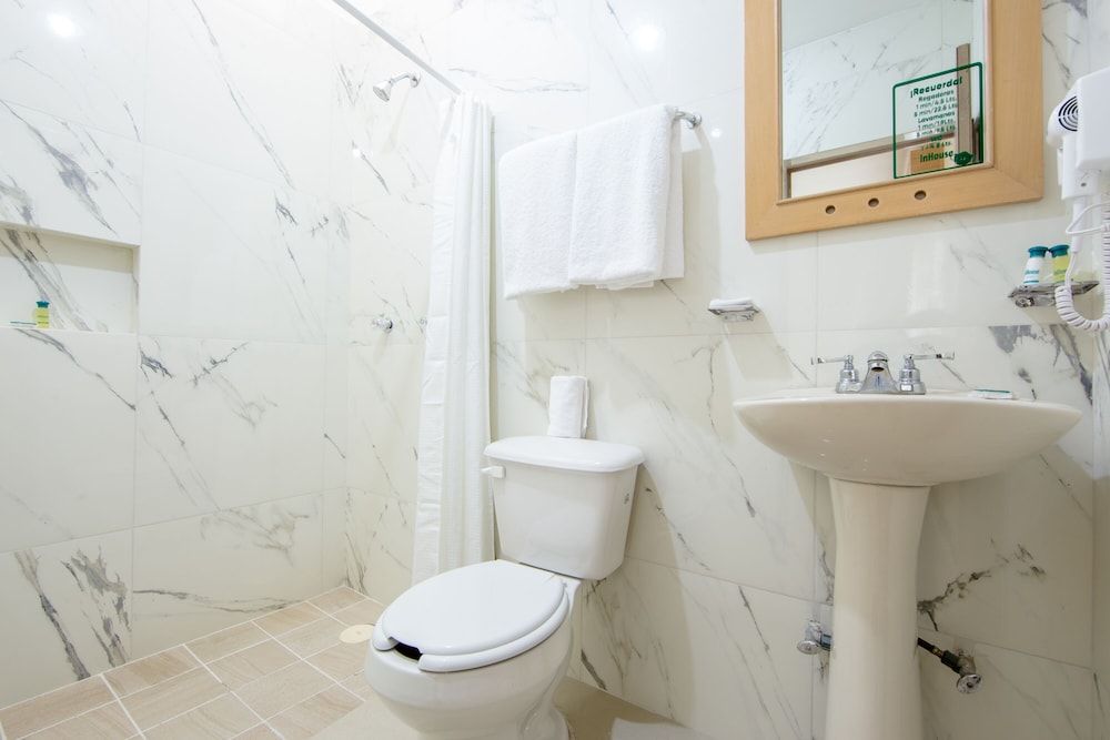 InHouse Hotel Culiacán Standard Room, 1 King Bed 5