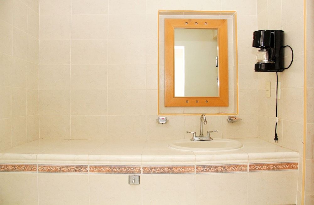 InHouse Hotel Culiacán Standard Room, 1 King Bed 6