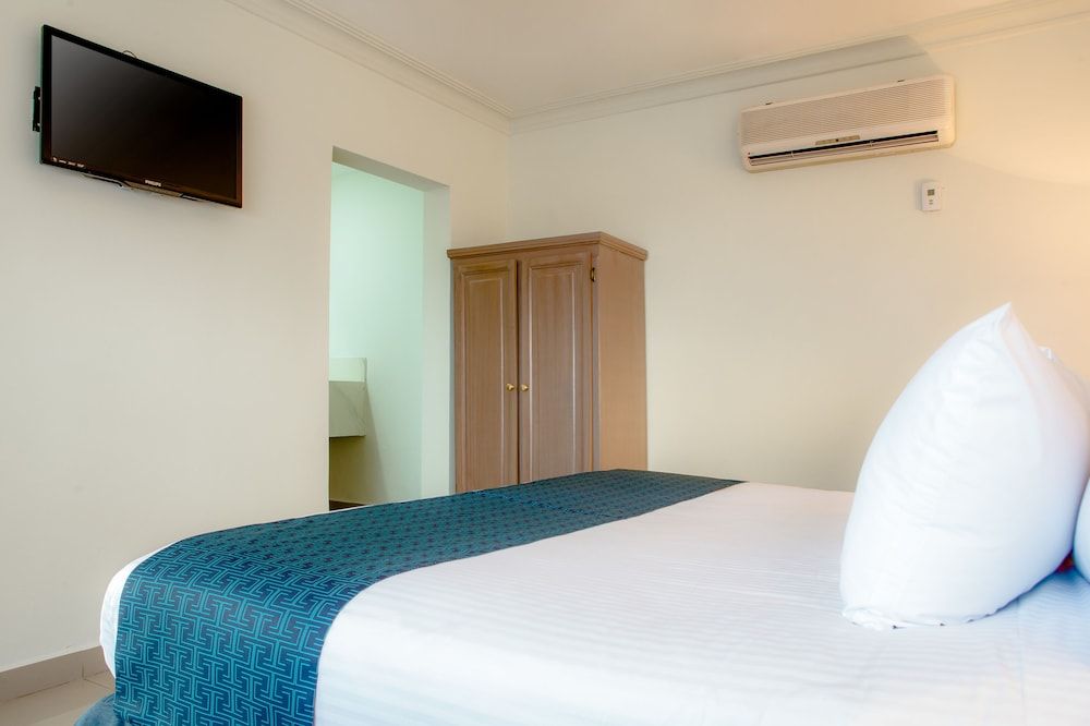 InHouse Hotel Culiacán Standard Room, 1 King Bed 3